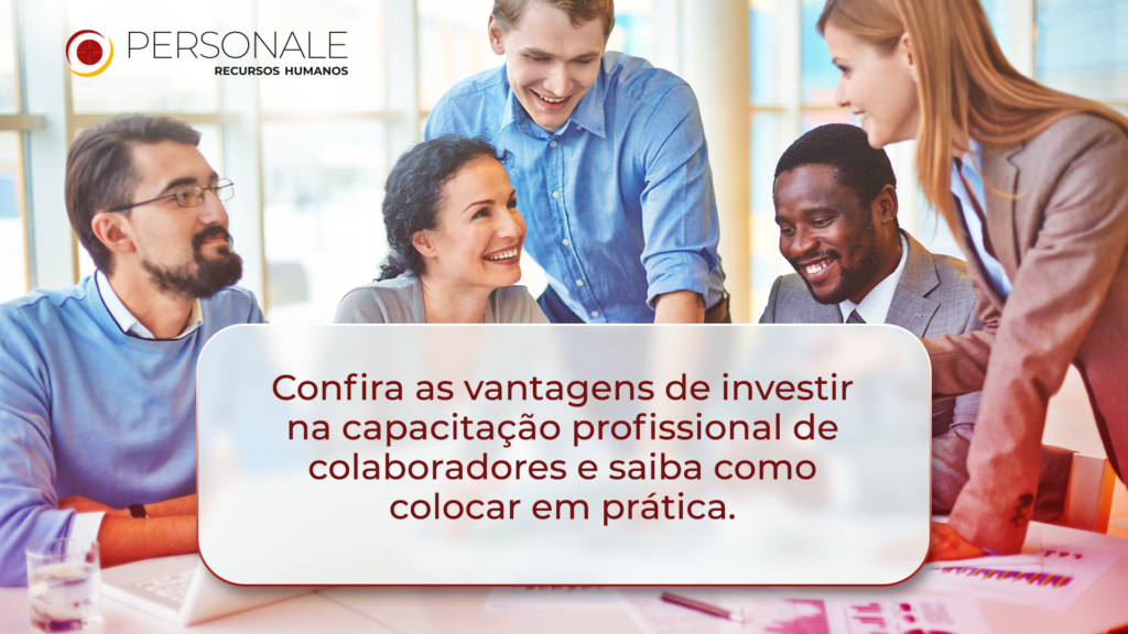 cinco pessoas conversando ambiente de trabalho